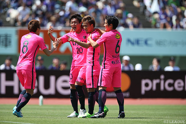 中村 充孝（右から2人目）の先制点でリードを奪った鹿島【明治安田Ｊ１ 第14節 広島vs鹿島】