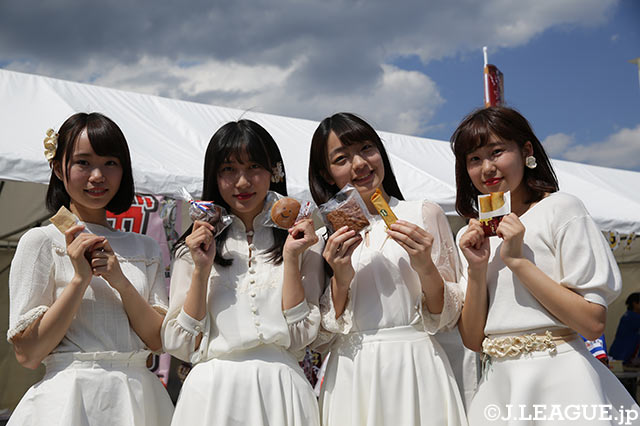 太陽の下、白いドレスが映えます！【明治安田Ｊ１ 第14節 横浜FMvs川崎Ｆ】