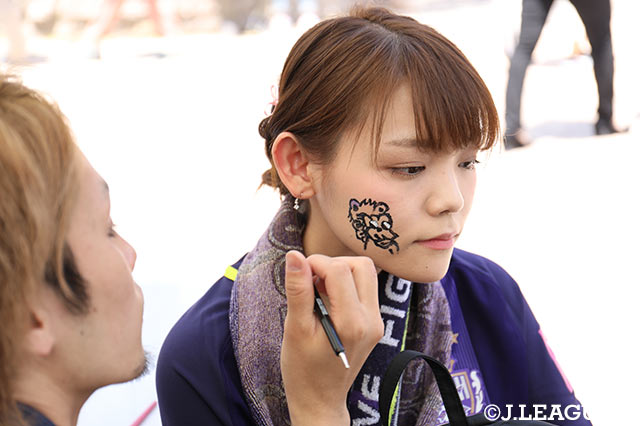 フェイスペイントを施す広島の女子サポ【明治安田Ｊ１ 第14節 広島vs鹿島】