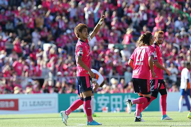 68分に均衡を破る先制PKを決めた柿谷 曜一朗（Ｃ大阪）【明治安田Ｊ１ 第14節 Ｃ大阪vs新潟】