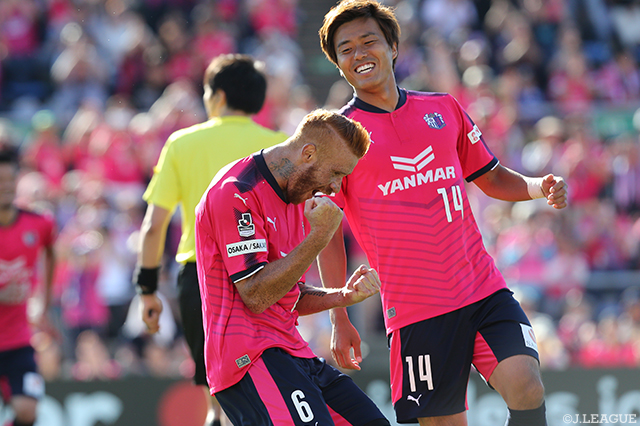 86分にダメ押しとなる直接FKを決めたソウザ（Ｃ大阪）【明治安田Ｊ１ 第14節 Ｃ大阪vs新潟】