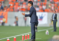 就任後初采配となった伊藤 彰監督（大宮）【明治安田Ｊ１ 第14節 大宮vs鳥栖】