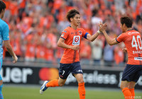 連敗をストップする同点ヘッドを押し込んだ江坂 任（大宮）【明治安田Ｊ１ 第14節 大宮vs鳥栖】