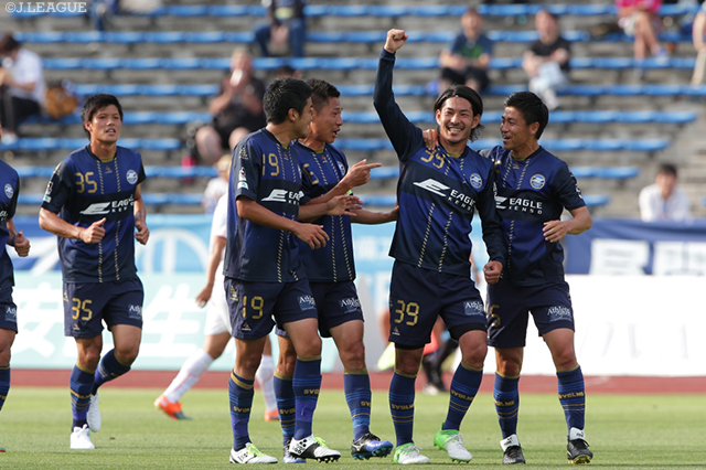 25分に先制の直接FKを決めた重松 健太郎（町田）【明治安田Ｊ２ 第17節 町田vs愛媛】