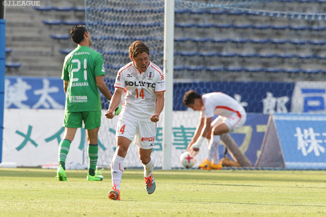 68分に右足で今季初得点となる同点ゴールを決めた白井 康介（愛媛）【明治安田Ｊ２ 第17節 町田vs愛媛】