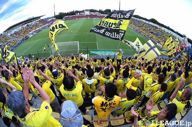 試合が始まる前から客席はびっしりと埋まり、応援合戦もヒートアップ！【明治安田Ｊ１ 第14節 柏vs浦和】