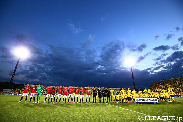 試合開始直前、スタジアムの上に美しい空が広がる【明治安田Ｊ１ 第14節 柏vs浦和】