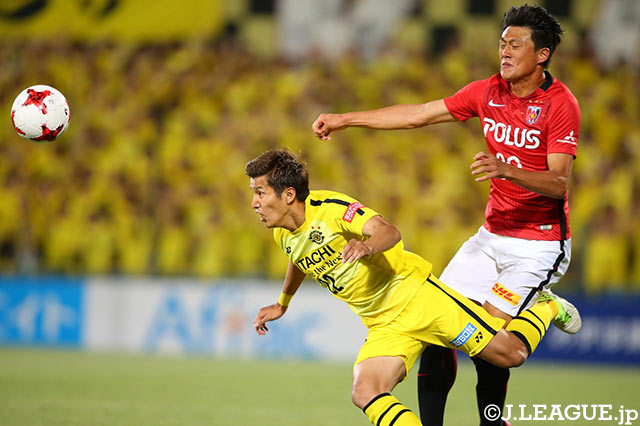 輪湖 直樹（柏）と李 忠成（浦和）の競り合い【明治安田Ｊ１ 第14節 柏vs浦和】