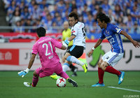 阿部 浩之（川崎Ｆ）の先制点を狙ったシュートはGK飯倉 大樹（横浜FM）に阻まれる【明治安田Ｊ１ 第14節 横浜FMvs川崎Ｆ】