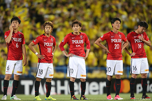猛攻実らず惜敗を喫し、悔しさをにじませる浦和の選手たち【明治安田Ｊ１ 第14節 柏vs浦和】
