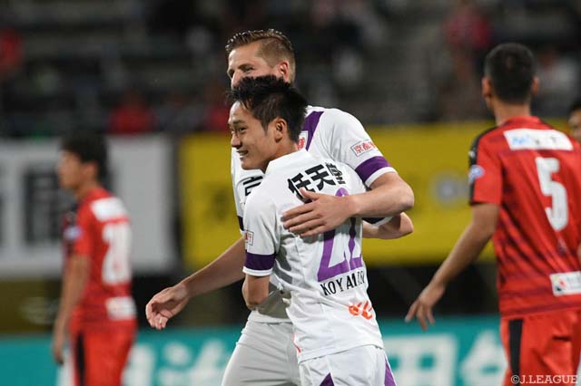ゴール後、チームメイトのケヴィン オリスに祝福される小屋松知哉（京都）【明治安田Ｊ２ 第17節 熊本vs京都】