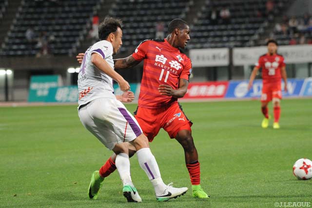 球際で競り合う田中 マルクス闘莉王 （京都）とグスタボ（熊本）【明治安田Ｊ２ 第17節 熊本vs京都】