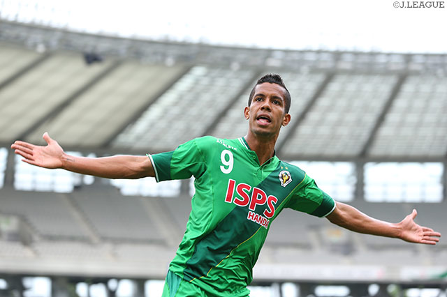 チームのＪ２通算600得点目を含む2得点で逆転勝利の立役者となったドウグラス ヴィエイラ（東京Ｖ）【明治安田Ｊ２ 第18節 東京Ｖvs名古屋】