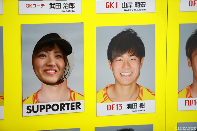 選手名鑑と一緒にパシャり！【明治安田Ｊ３ 第12節 北九州vsＧ大23】