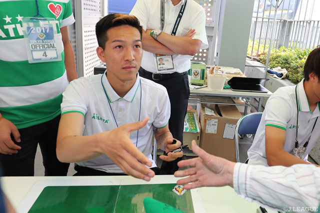 古巣東京Ｖの試合に駆け付けた小林 祐希（ヘーレンフェーン）【明治安田Ｊ２ 第18節 東京Ｖvs名古屋】