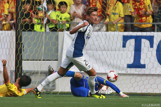 同点ゴールとなるＪ初得点を押し込んだ郡 大夢（Ｇ大23）【明治安田Ｊ３ 第12節 北九州vsＧ大23】