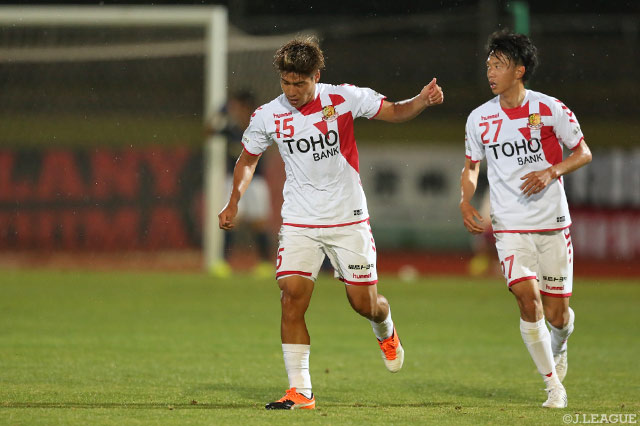 平 秀斗（#15）の豪快な一撃で1点差に追い上げた福島【明治安田Ｊ３ 第12節 鹿児島vs福島】