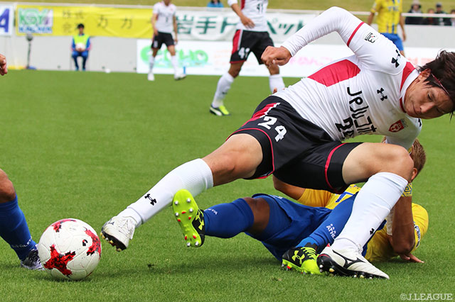 波状攻撃から同点ゴールを粘り強く押し込んだ鈴木 達也（盛岡）【明治安田Ｊ３ 第12節 盛岡vs栃木】