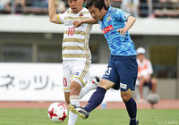 自らのシュートのこぼれ球を果敢に押し込み、決勝点を奪取した西 弘則（讃岐23）【明治安田Ｊ２ 第18節 讃岐vs金沢】