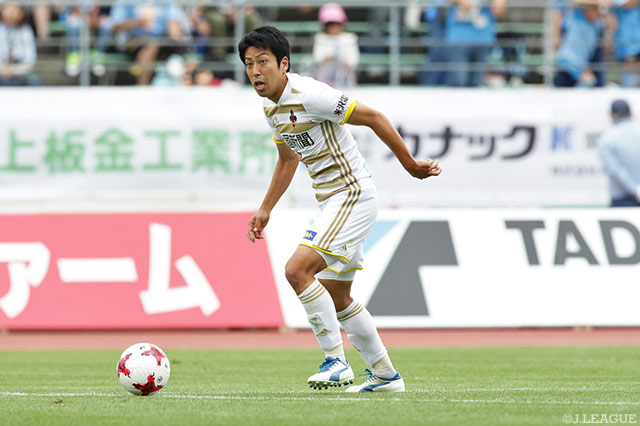 ミドルシュートで同点ゴールを狙った秋葉 勝（金沢）【明治安田Ｊ２ 第18節 讃岐vs金沢】