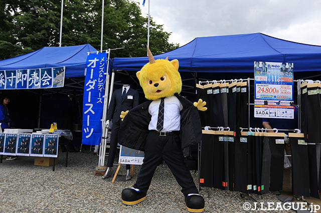 ディーオ君、スーツでイケメン度も二割増し！【明治安田Ｊ２ 第18節 山形vs群馬】