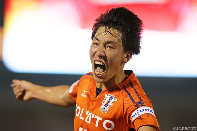 GKの股を抜く技ありの一撃で先制点を決めた丹羽 詩温（愛媛）【明治安田Ｊ２ 第18節 愛媛vs岐阜】