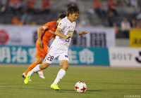 ロングシュートでゴールを狙うなど果敢なプレーを見せた永島 悠史（岐阜）【明治安田Ｊ２ 第18節 愛媛vs岐阜】