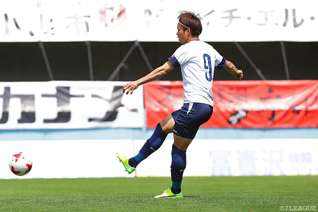 3試合連続ゴールとなる先制PKを決めた藤本 憲明（鹿児島）【明治安田Ｊ３ 第13節 栃木vs鹿児島】