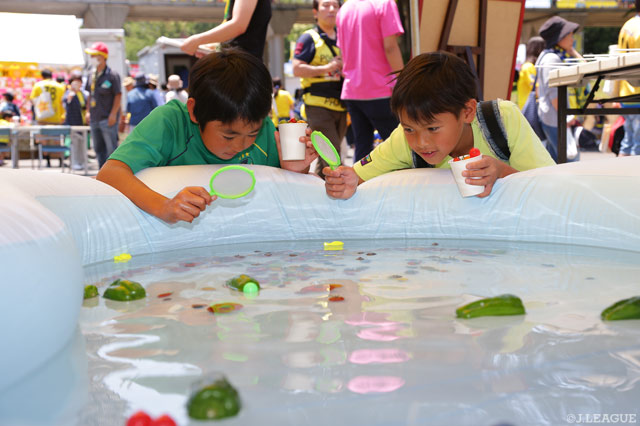 直売所で採れた新鮮なトマトを使った「カラフルトマトすくい」【明治安田Ｊ３ 第13節 栃木vs鹿児島】
