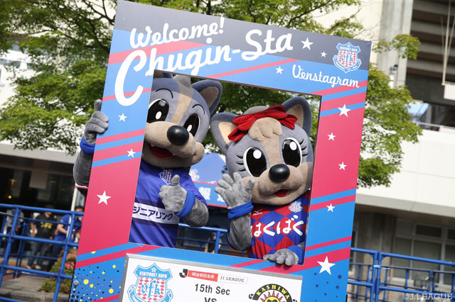 記念撮影ブースでヴァンくんとフォーレちゃんが仲良くパシャり！【明治安田Ｊ１ 第15節 甲府vs柏】