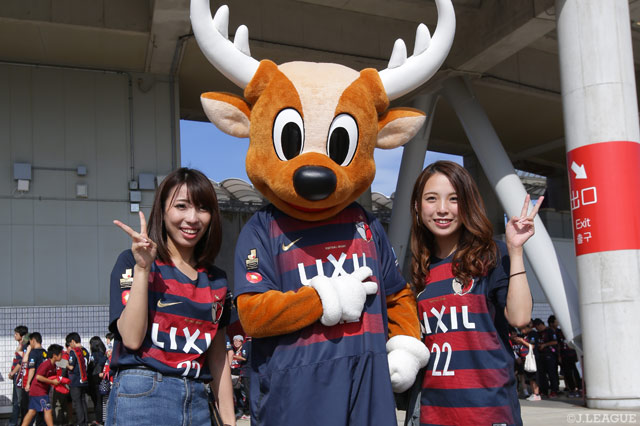 しかおと美女サポが仲良く3ショット！【明治安田Ｊ１ 第15節 鹿島vs札幌】