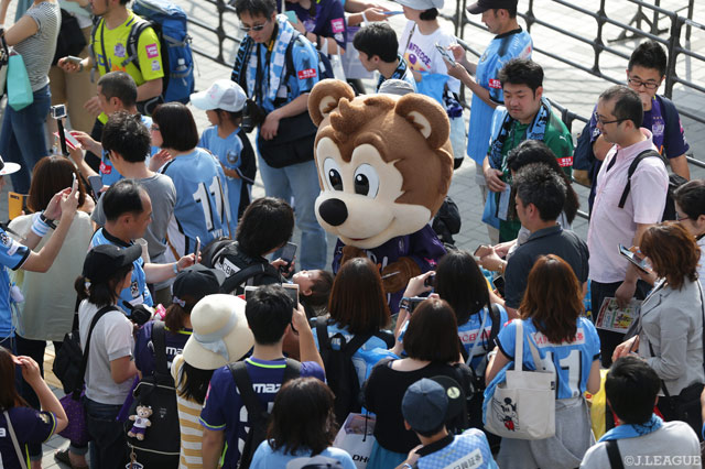 たくさんのサポーターに囲まれるサンチェ。アウェイながら大人気！【明治安田Ｊ１ 第15節 川崎Ｆvs広島】