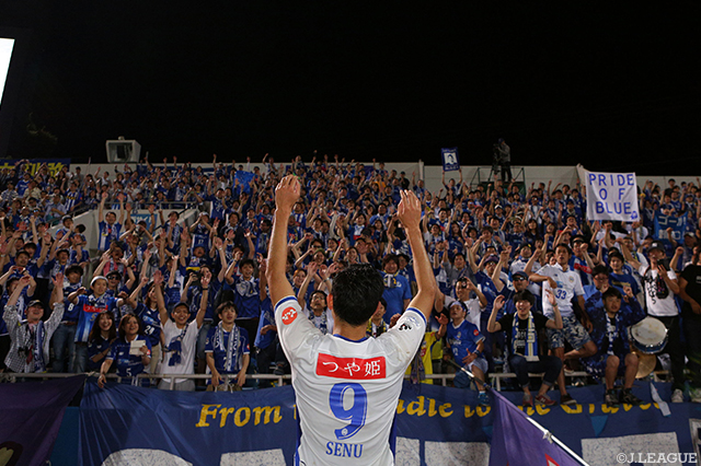 劇的な勝点３の獲得をファン・サポーターと共に喜ぶ瀬沼 優司（山形）【明治安田Ｊ２ 第19節 横浜FCvs山形】