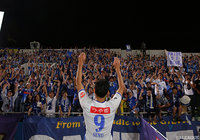 劇的な勝点３の獲得をファン・サポーターと共に喜ぶ瀬沼 優司（山形）【明治安田Ｊ２ 第19節 横浜FCvs山形】