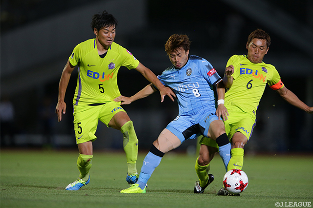 リーグ戦ここ４試合で３得点を挙げている好調・阿部 浩之（川崎Ｆ）は厳しいマークを受ける【明治安田Ｊ１ 第15節 川崎Ｆvs広島】