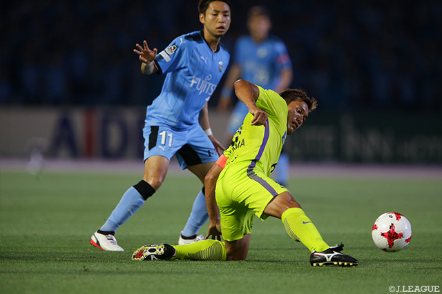 小林 悠（川崎Ｆ）にボールを入れさせない青山 敏弘（広島）【明治安田Ｊ１ 第15節 川崎Ｆvs広島】