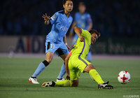 小林 悠（川崎Ｆ）にボールを入れさせない青山 敏弘（広島）【明治安田Ｊ１ 第15節 川崎Ｆvs広島】