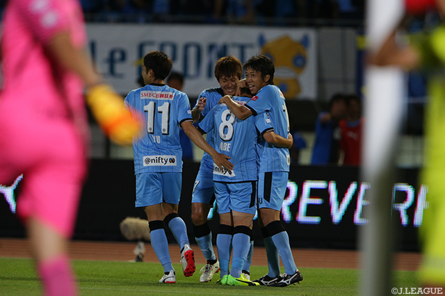 決勝ゴールを決め仲間の祝福を受ける阿部 浩之（川崎Ｆ #8）【明治安田Ｊ１ 第15節 川崎Ｆvs広島】