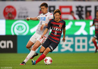 激しく競り合う宮澤 裕樹（札幌）と土居 聖真（鹿島）【明治安田Ｊ１ 第15節 鹿島vs札幌】