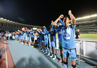 ファン・サポーターと勝利の喜びを分かち合う川崎Ｆの選手達【明治安田Ｊ１ 第15節 川崎Ｆvs広島】