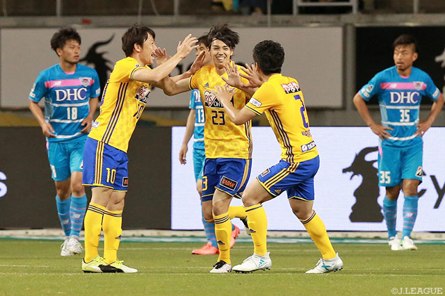 今季初得点となる同点ゴールを押し込んだ中野 嘉大（仙台）【明治安田Ｊ１ 第15節 鳥栖vs仙台】