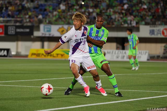 ボールを奪い合う大黒 将志（京都）とアンドレ バイア（湘南）【明治安田Ｊ２ 第19節 湘南vs京都】