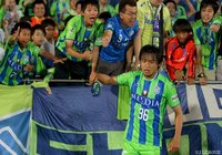 後半アディショナルタイム、劇的な決勝点を決めた岡本 拓也（湘南）をサポーターが祝福【明治安田Ｊ２ 第19節 湘南vs京都】