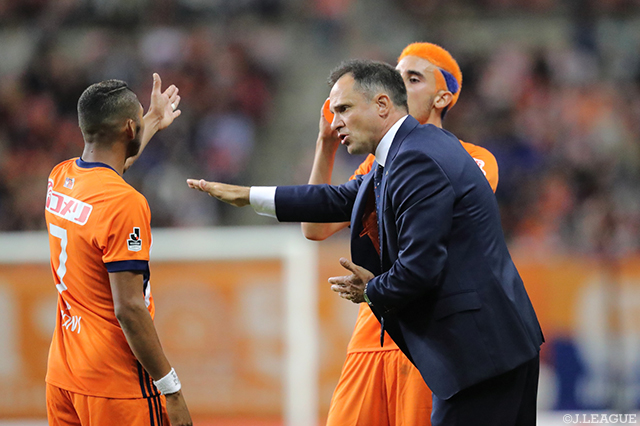 試合中にホニに指示を出す呂比須 ワグナー監督（新潟）【明治安田Ｊ１ 第15節 新潟vs大宮】