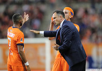 試合中にホニに指示を出す呂比須 ワグナー監督（新潟）【明治安田Ｊ１ 第15節 新潟vs大宮】