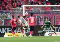 3分、ゴール前に入り込んだ鄭 大世（清水）が厳しい体勢からゴールを奪う【明治安田Ｊ１ 第15節 Ｃ大阪vs清水】