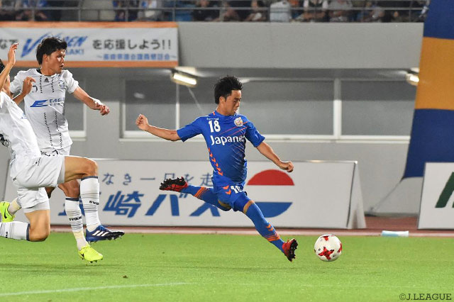 力強いドリブル突破から惜しいシュートを放った吉岡 雅和（長崎）【明治安田Ｊ２ 第19節 長崎vs町田】