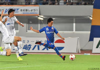 力強いドリブル突破から惜しいシュートを放った吉岡 雅和（長崎）【明治安田Ｊ２ 第19節 長崎vs町田】