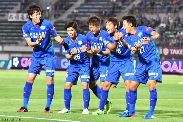 山﨑 凌吾（左端）がこぼれ球を押し込み、2点差とした徳島【明治安田Ｊ２ 第19節 徳島vs熊本】