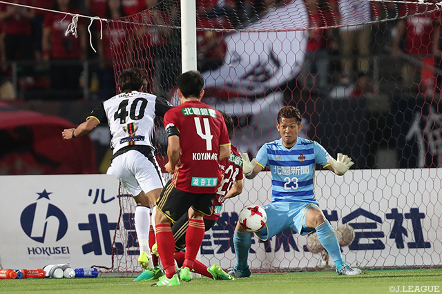 ２点を追う41分に反撃のゴールを決めた小塚 和季（山口 #40）【明治安田Ｊ２ 第19節 金沢vs山口】